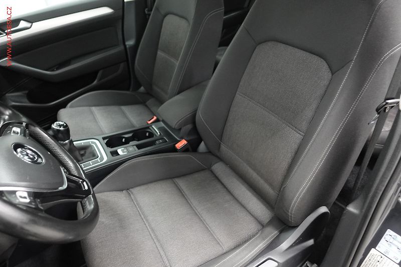 Volkswagen Passat (2015) 2.0 TDi, Comfortline, panor - fotka 9 z 21