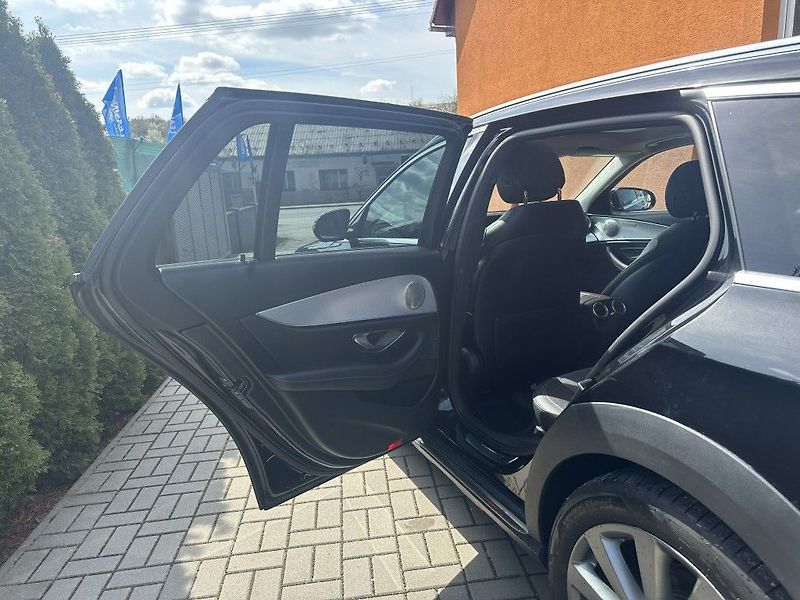 Mercedes-Benz Třídy E E 220d 4MATIC All-TerrainT - fotka 17 z 22