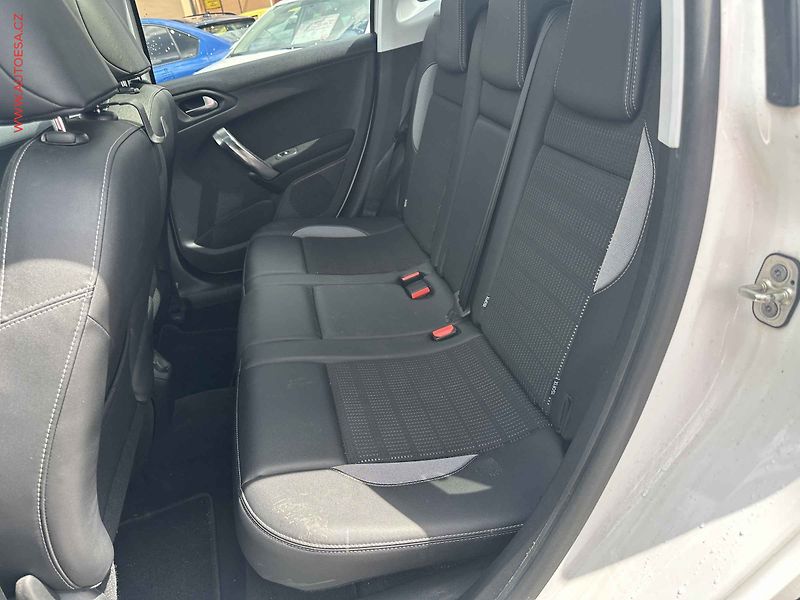 Peugeot 2008 (2015) 1.2PT, Panor,navi - fotka 10 z 17
