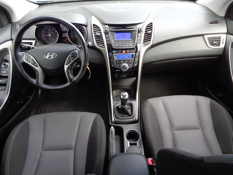 Hyundai i30 1.6i GDI Weekend - fotka 11 z 25