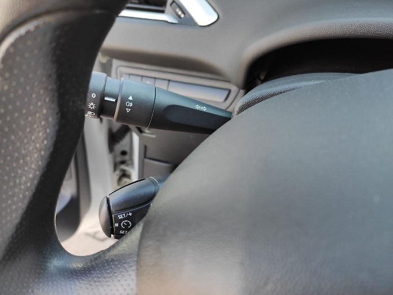 Peugeot 208 (2013) 1.2i 92k MAN5 nové CZ po STK - fotka 15 z 22