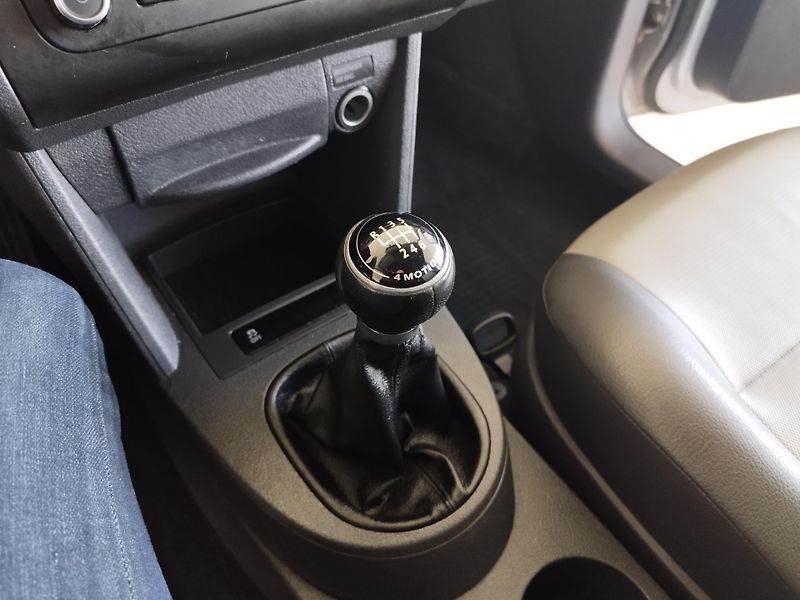Volkswagen Caddy (2011) 2,0TDI,4X4,KLIMA,ALU,7MÍST - fotka 23 z 28