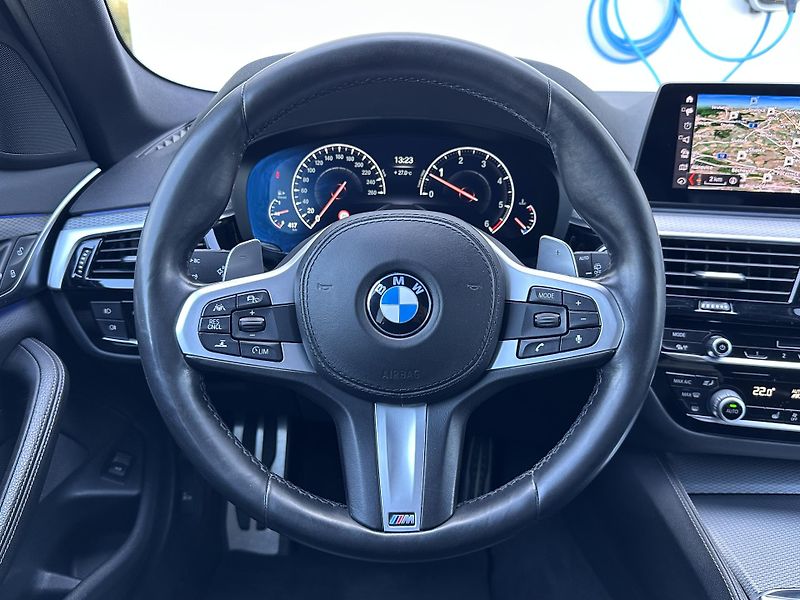 BMW Řada 5 530d xDrive Touring M-Sport - fotka 10 z 28