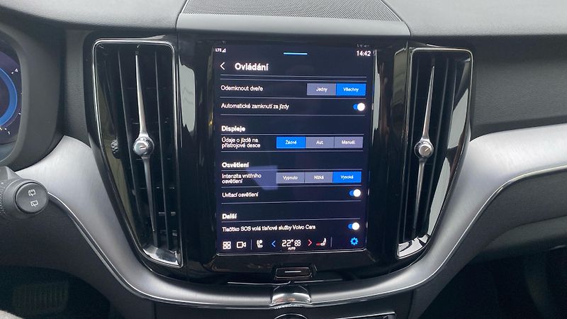 Volvo XC60 MOMENTUM PRO, B4 AWD, 145+10 k - fotka 16 z 24