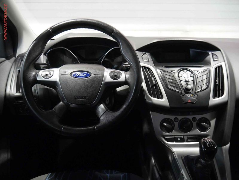 Ford Focus (2012) 1.6 i, ČR, AC, zmk.řazení - fotka 11 z 16