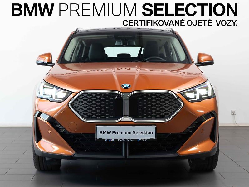 BMW iX2 xDrive30 - fotka 2 z 23
