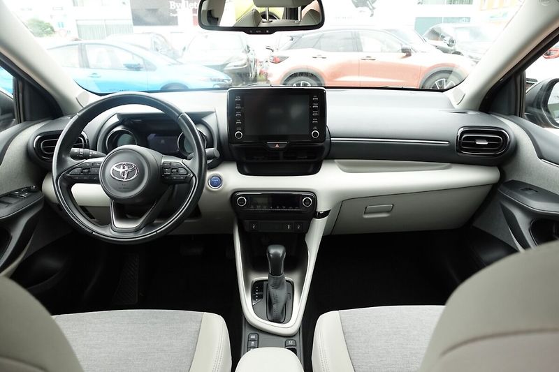 Toyota Yaris 1.5 HEV  Executive - fotka 16 z 29