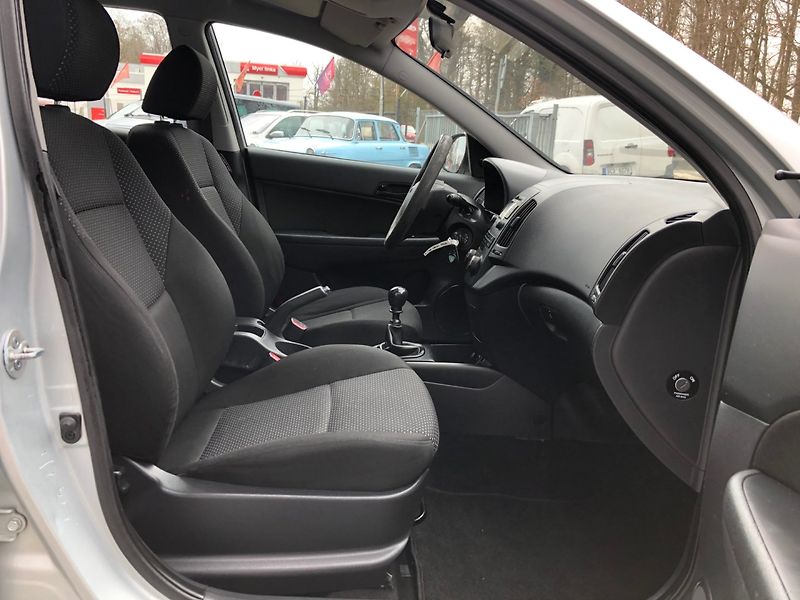 Hyundai i30 (2009) 1.4 16V - fotka 15 z 33