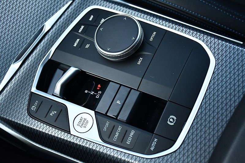 BMW Řada 3 320d xDrive M-SPORT ČR 1.M - fotka 34 z 51