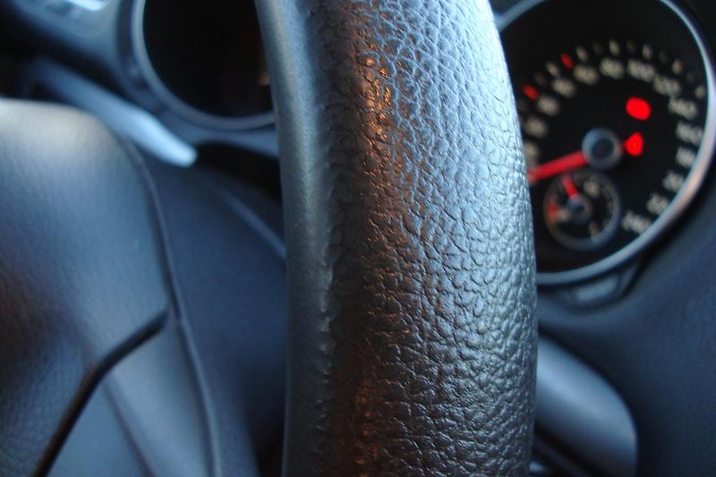 Volkswagen Golf (2011) VI.1.6TDi,ČR,S.kn1.MajSTK 8/27 - fotka 52 z 67