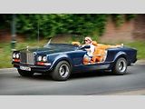 Rolls-Royce Camargue Hunting Car (1980). Další vozidlo pro zákazníka ze středního východu, který požadoval vůz určený ke sportovnímu sokolnictví. V „loveckém Rollsu“ zůstaly všechny komfortní prvky originálu, střecha byla plátěná a přední okno sklápěcí.