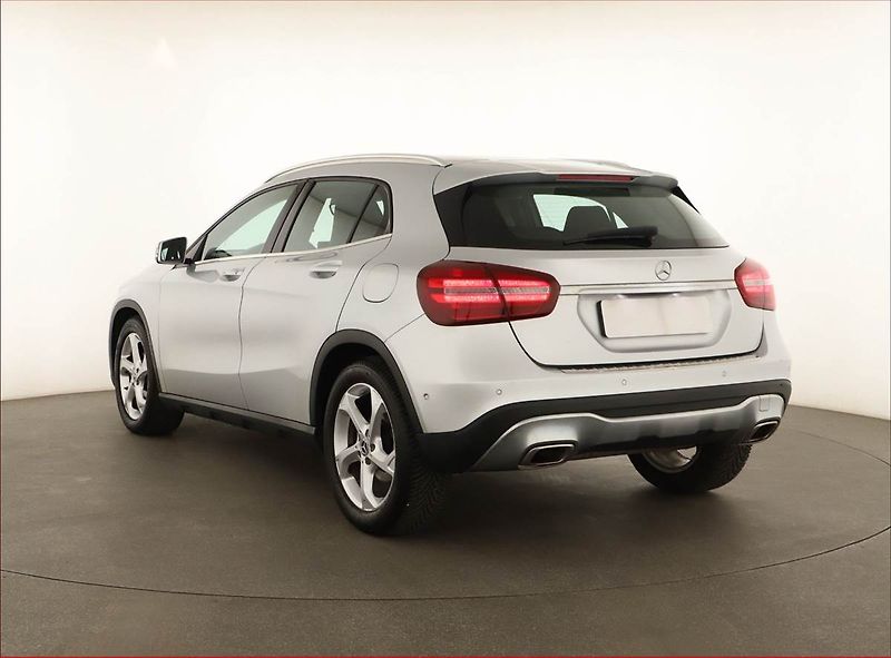 Mercedes-Benz GLA (2019) 180, Kůže, Navi, Tempomat - fotka 4 z 13