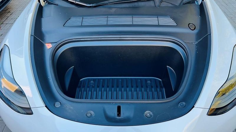Tesla Model Y (2022) LR AWD Berlin Záruka SoH 93,4% - fotka 54 z 57