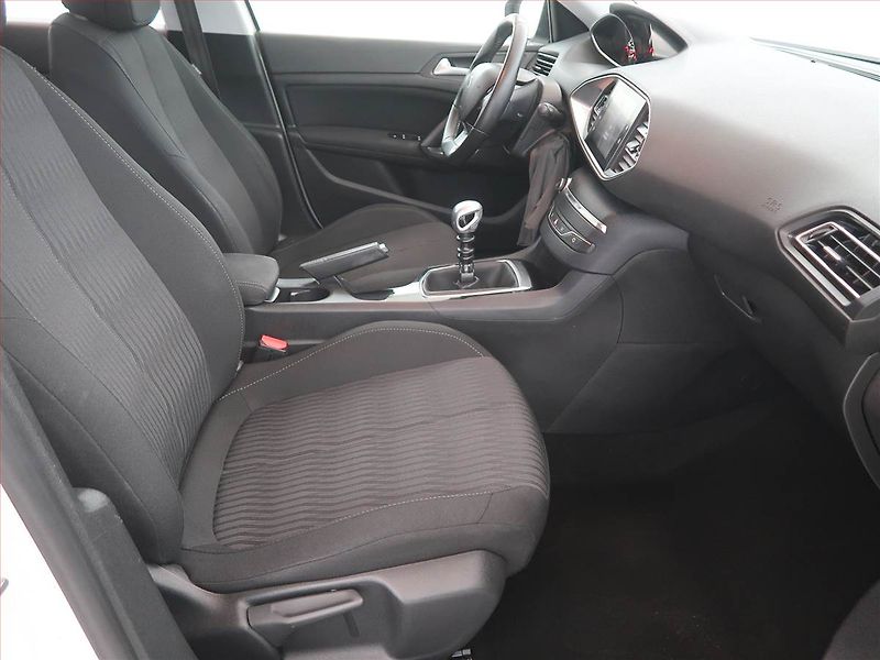 Peugeot 308 (2015) 1.6 e-HDi, Navi, Tempomat - fotka 9 z 20