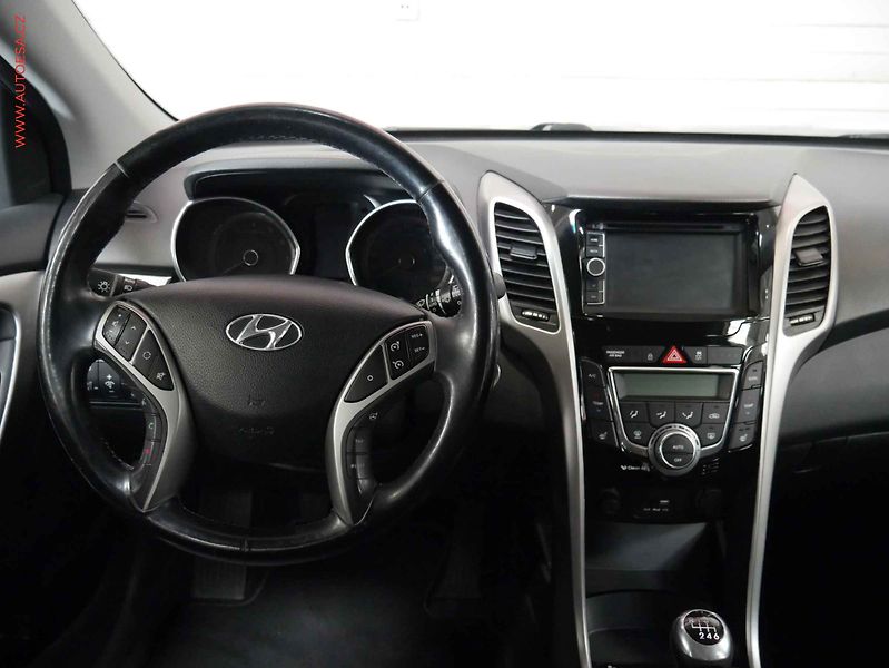 Hyundai i30 (2015) 1.6GDi, 1.maj,ČR, servis - fotka 11 z 21
