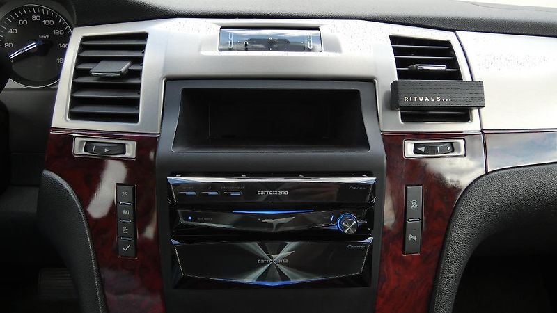Cadillac Escalade 6,2 V8 301kW - fotka 14 z 23