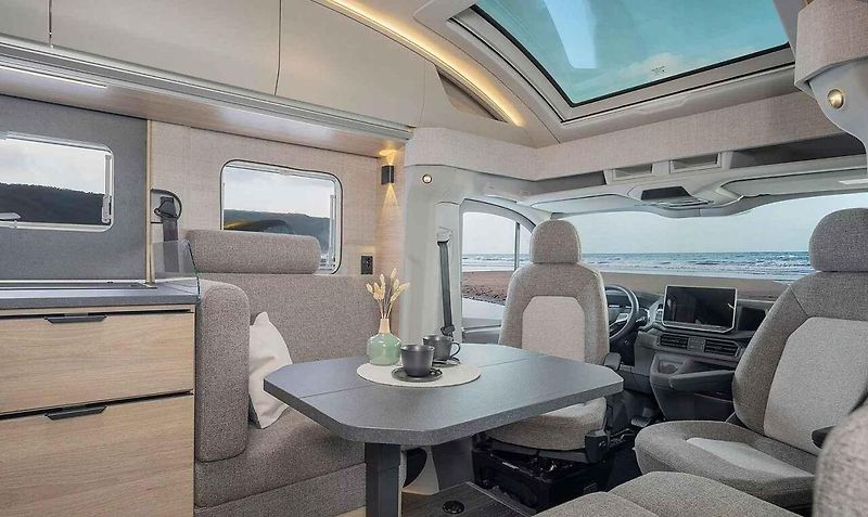 Obytné auto Knaus Tabbert Sky TI pro rok 2027. Německý výrobce nabídne luxus a komfort rodinám.