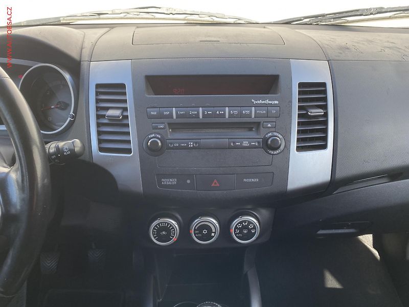 Mitsubishi Outlander (2009) 2.2d 4x4, 7míst, servis.kniha - fotka 12 z 16