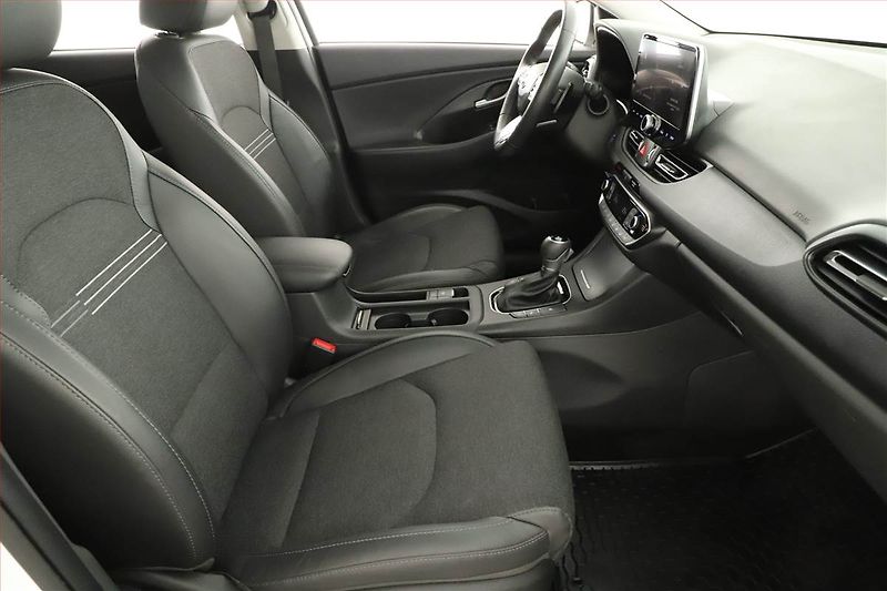Hyundai i30 (2023) Style 1.5 T-GDI MHEV, ČR,1.maj - fotka 7 z 16