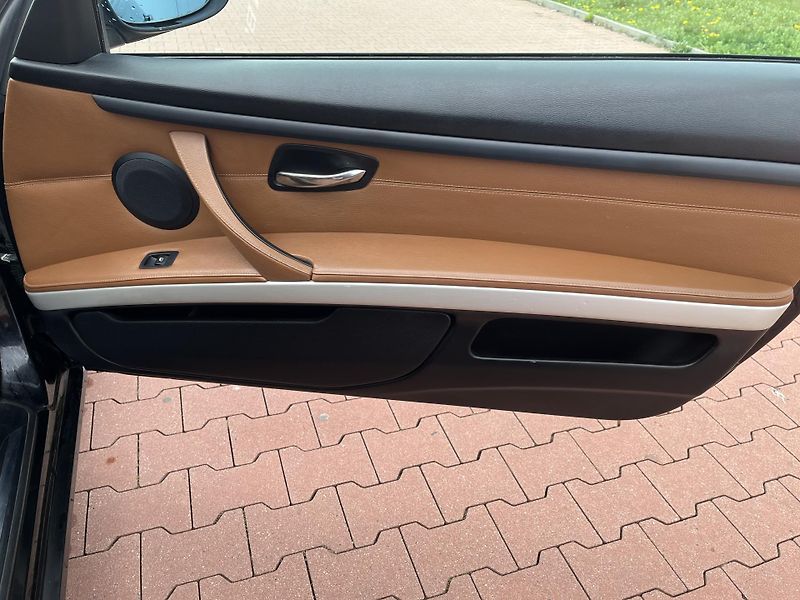 BMW Řada 3 320i Coupe - fotka 16 z 23