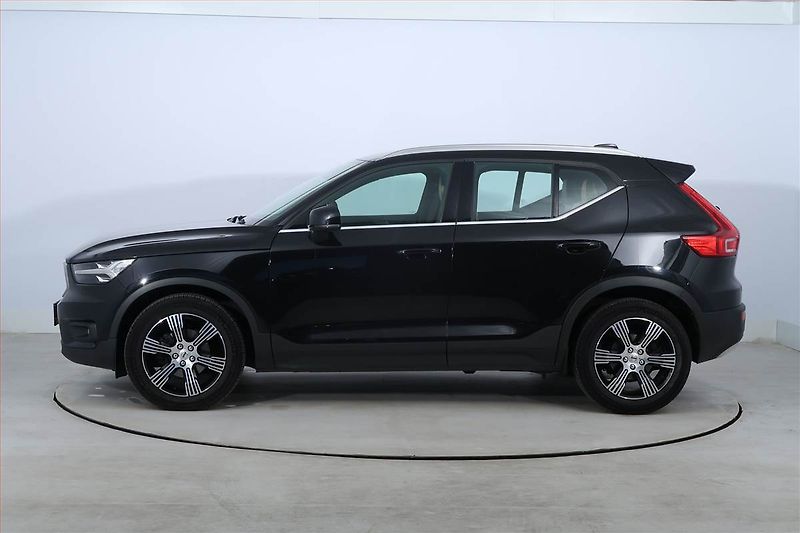 Volvo XC40 (2020) D3 AWD - fotka 3 z 22