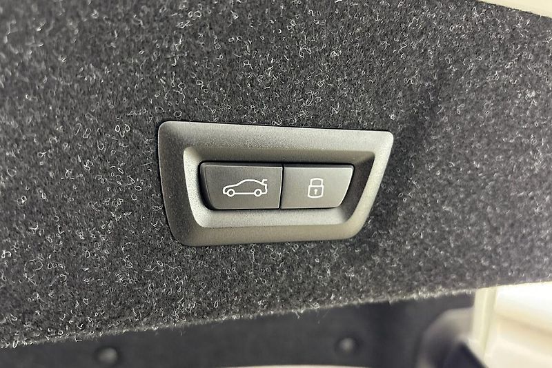 BMW Řada 3 330e xDrive - fotka 10 z 24