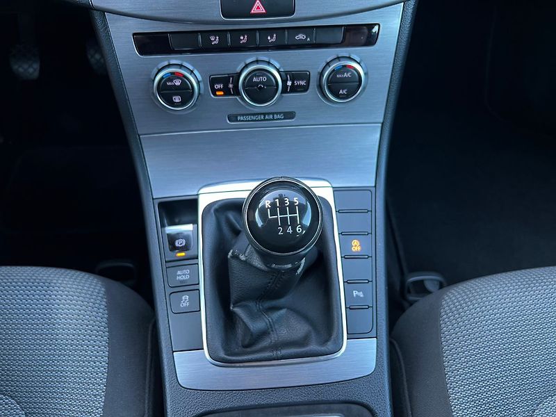 Volkswagen Passat TDI-ALU-NAVI-PLNÝ SERVIS - fotka 34 z 45