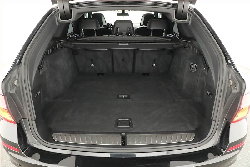 BMW Řada 5 (2018) Luxury Line 530d - fotka 19 z 20