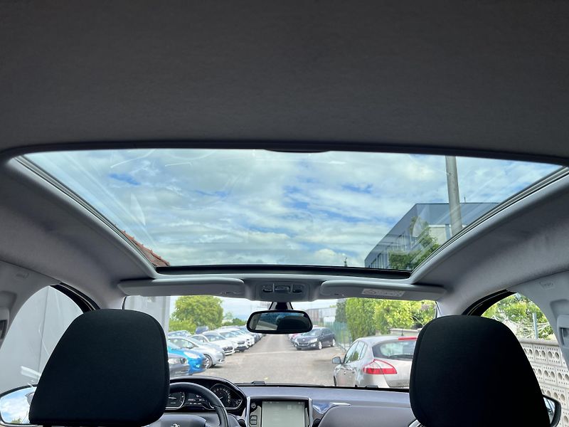 Peugeot 208 1.2i KLIMA PANORAMA TEMPOMAT - fotka 18 z 44