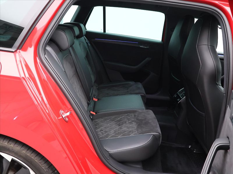 Škoda Superb 2,0 TDI 140kW Sportline 4x4 - fotka 13 z 29