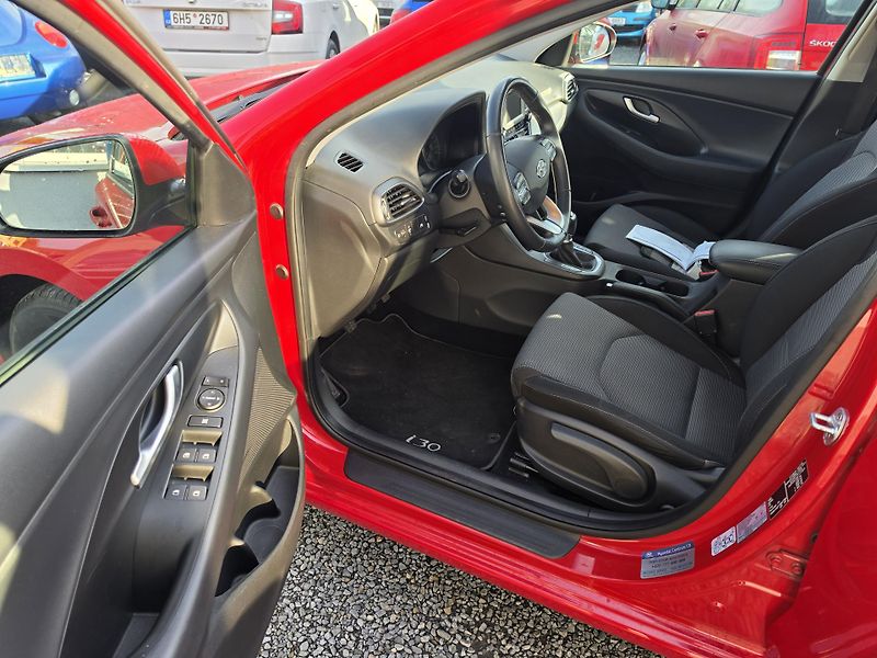 Hyundai i30 1.4 i atmosfera  - fotka 16 z 22