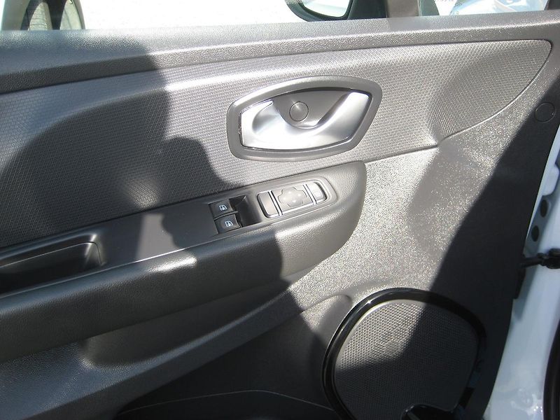 Renault Clio 0.9TCe 66 kW!!! 1.maj-DPH-ČR ! - fotka 16 z 32