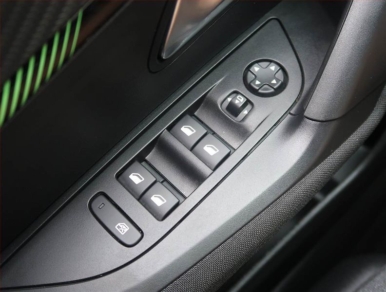 Peugeot 2008 (2024) 1.2 PureTech, ČR,1.maj - fotka 13 z 13