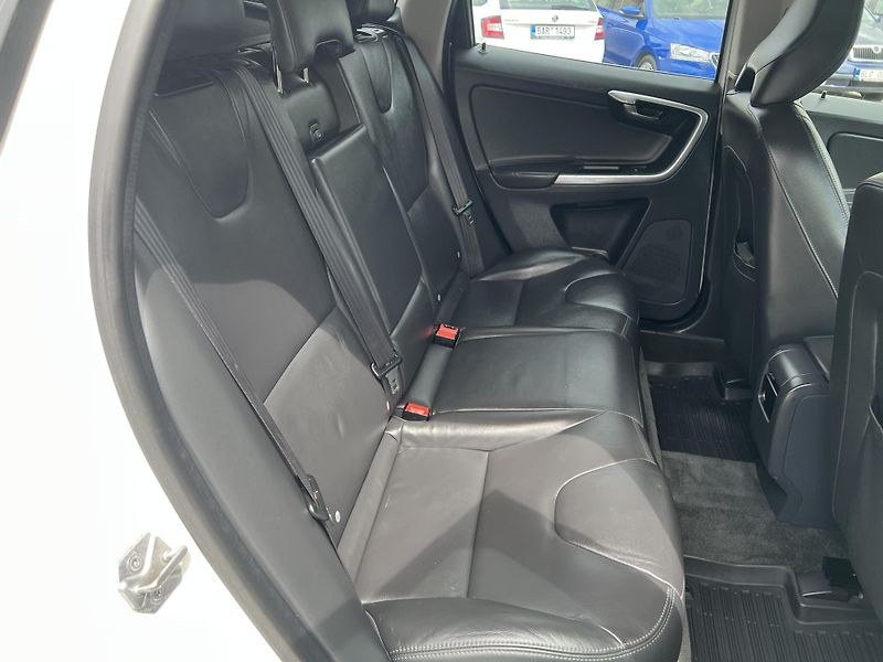 Volvo XC60 2,4 AWD D4 Summum 1.maj.  - fotka 42 z 56