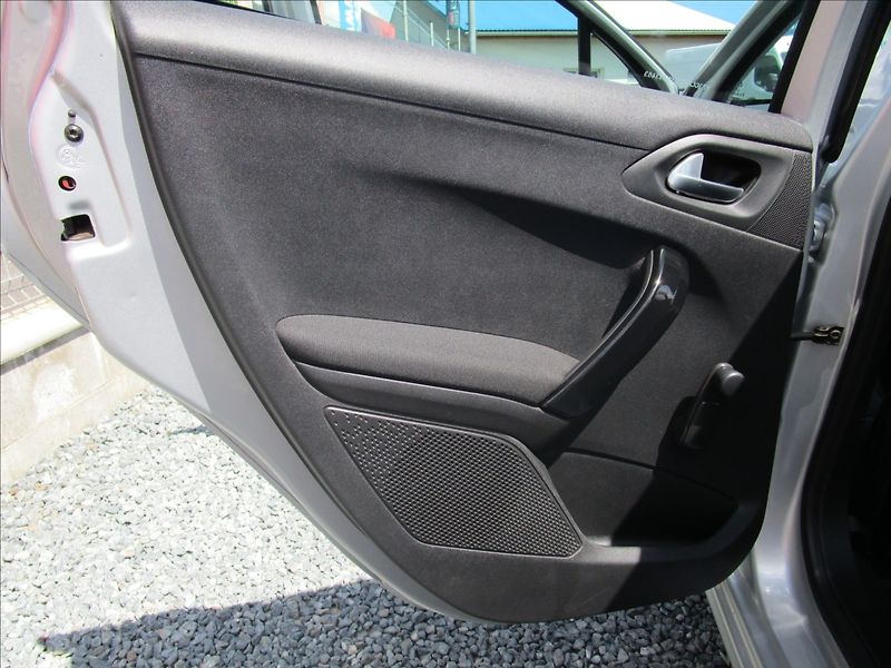 Peugeot 208 1.2i Klima, Navi - fotka 29 z 38