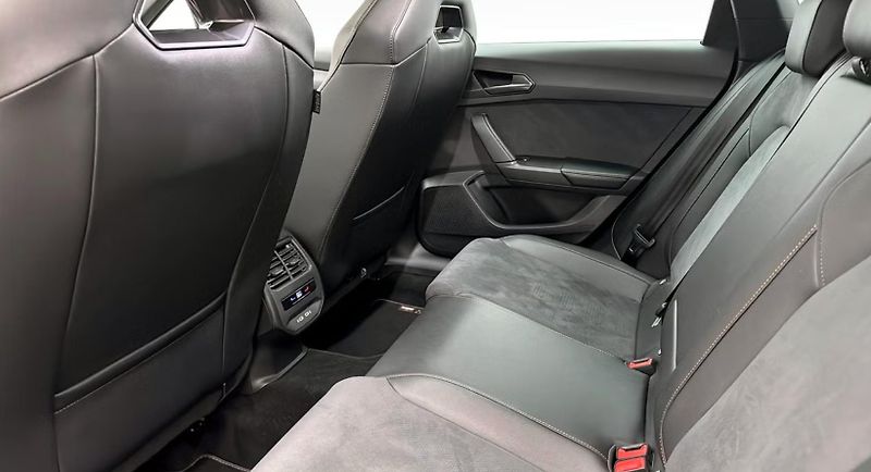Cupra Leon Sportstourer VZ 1.5 e-Hybrid - fotka 12 z 13