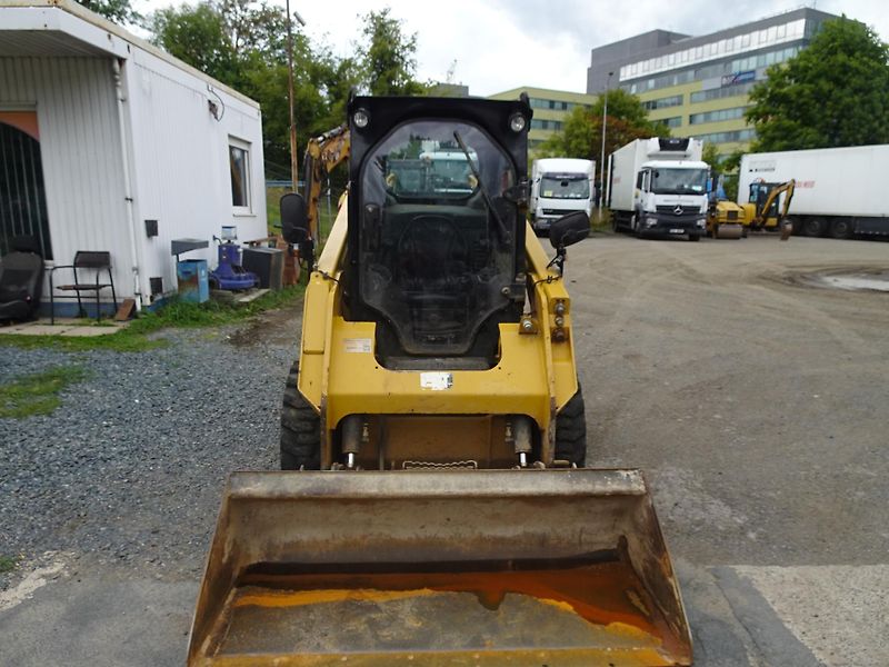 Caterpillar (2015) 236D - fotka 2 z 11