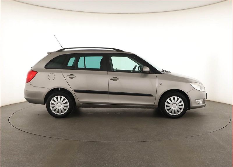 Škoda Fabia (2010) Ambiente 1.2 TSI, ČR,1.maj - fotka 6 z 14