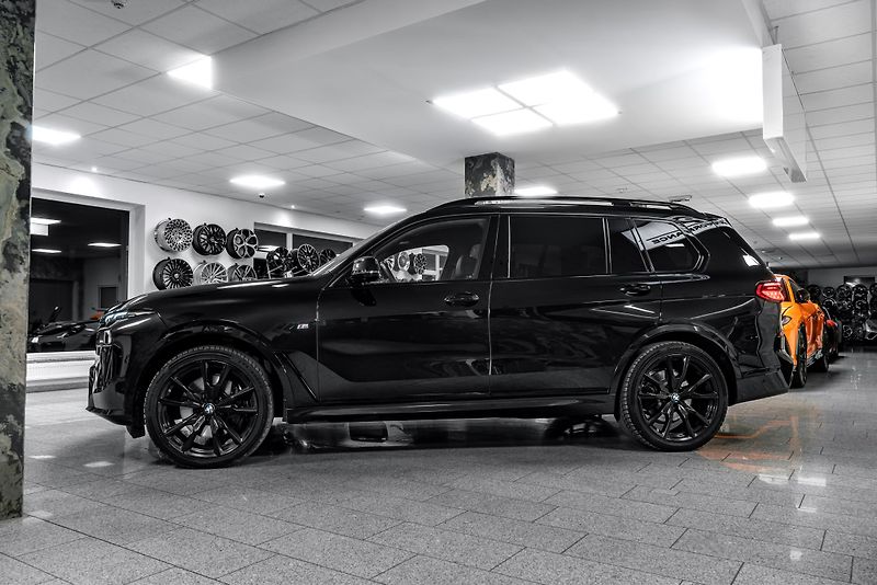 BMW X7 40D PANORAMA/M PAKET/HUD - fotka 3 z 23