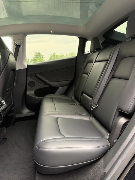 Tesla Model Y SR RWD LFP 220kW 1.Maj DPH - fotka 9 z 26