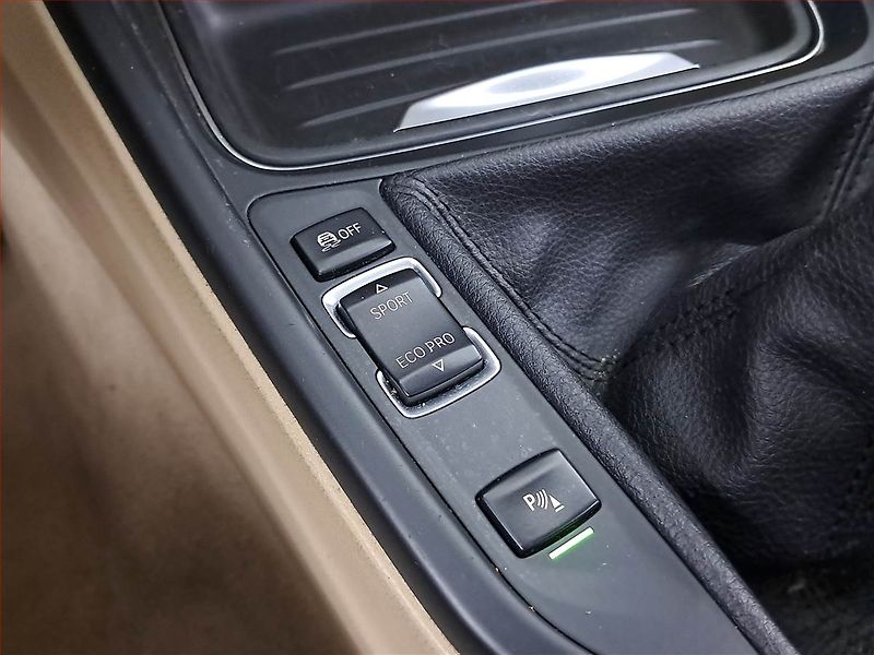 BMW Řada 3 (2012) 320 d, Kůže, Navi, Bi-Xenony - fotka 17 z 21