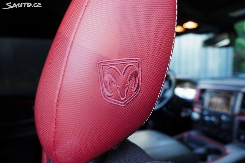 Dodge RAM (2015) 5.7 HEMI 4X4 REBEL EDITION - fotka 19 z 35