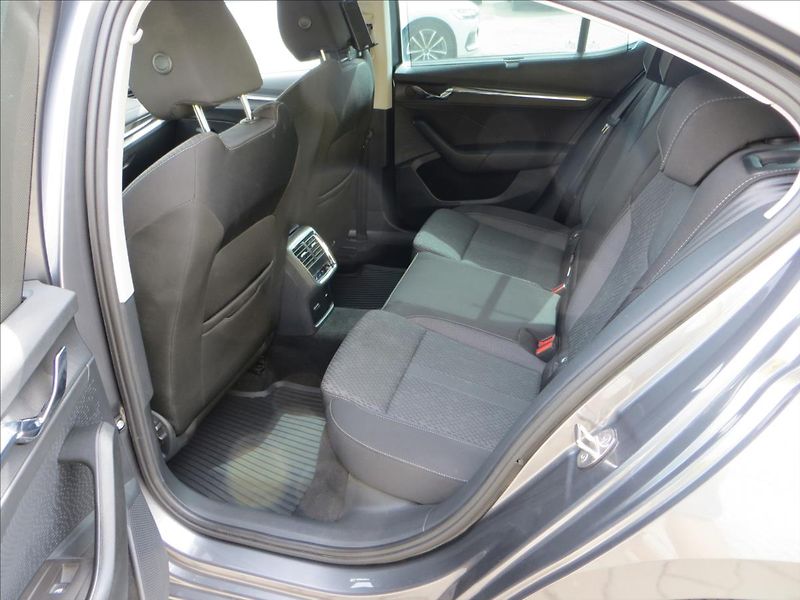 Škoda Octavia 2,0 TDI DSG Style 110kW Tažné - fotka 29 z 31