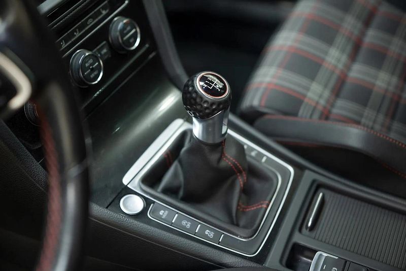 Volkswagen Golf GTI Performance 2.0 169 kW - fotka 19 z 36