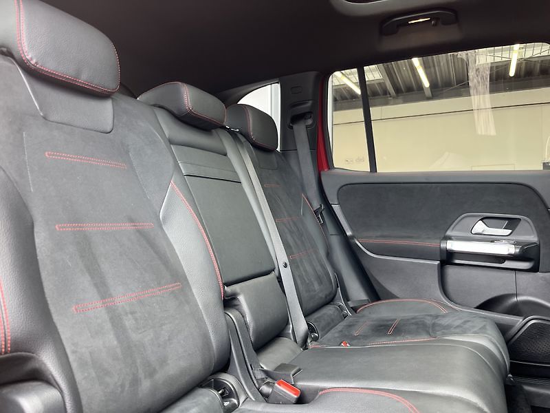 Mercedes-Benz GLB Mercedes-AMG 35 4MATIC Night - fotka 17 z 18