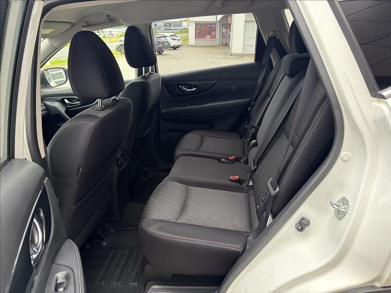 Nissan X-Trail 2,0 Xtronic 4x4 Acenta - fotka 11 z 19