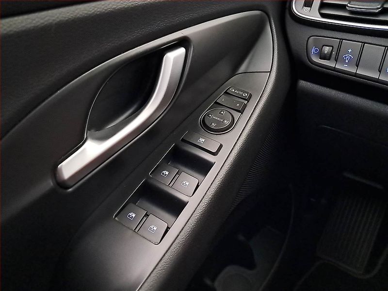 Hyundai i30 (2018) Go! 1.4 T-GDI, Navi, Tempomat - fotka 18 z 18