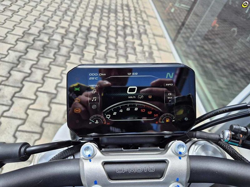 CFMOTO 450 NK (2026) E5+ - fotka 18 z 19