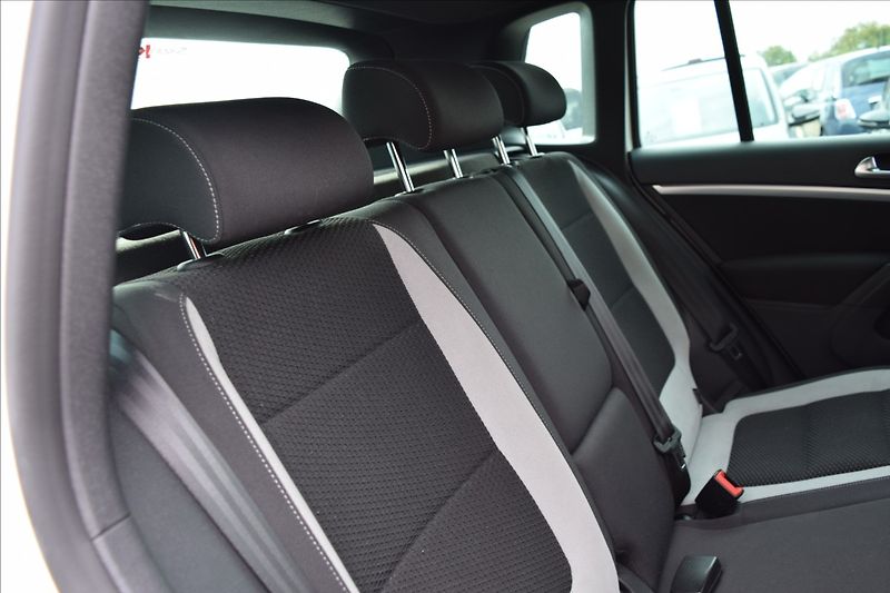 Volkswagen Tiguan 2,0 TDi 81KW R-LINE - fotka 27 z 51