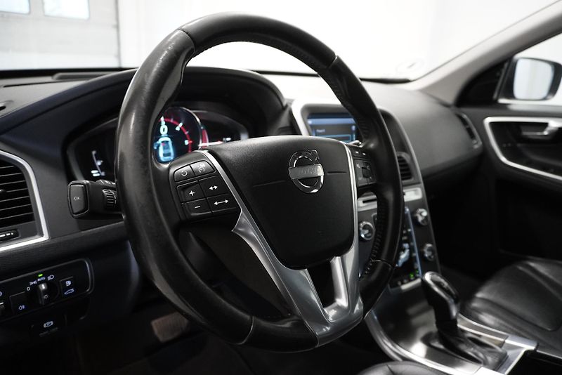 Volvo XC60 2,4 D5 AWD AUTOMAT - fotka 18 z 38